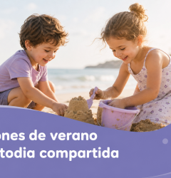 Dos niños jugando en la playa en verano - vacaciones con custodia compartida