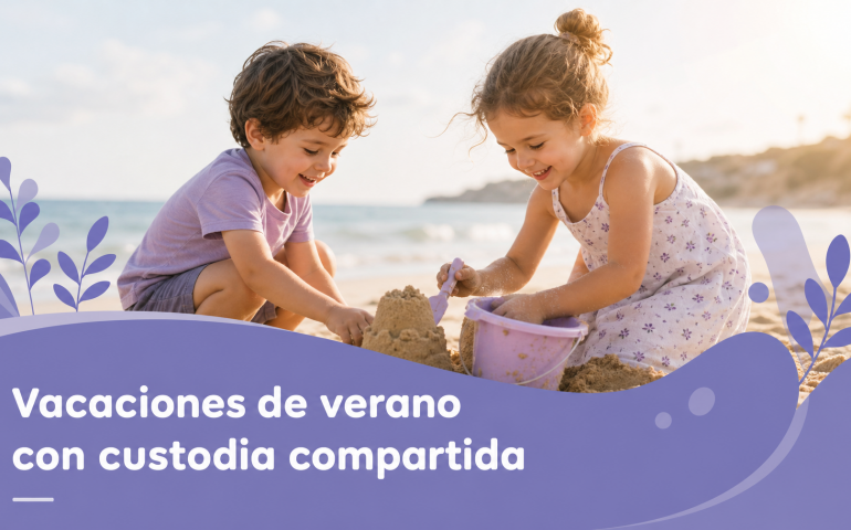Dos niños jugando en la playa en verano - vacaciones con custodia compartida