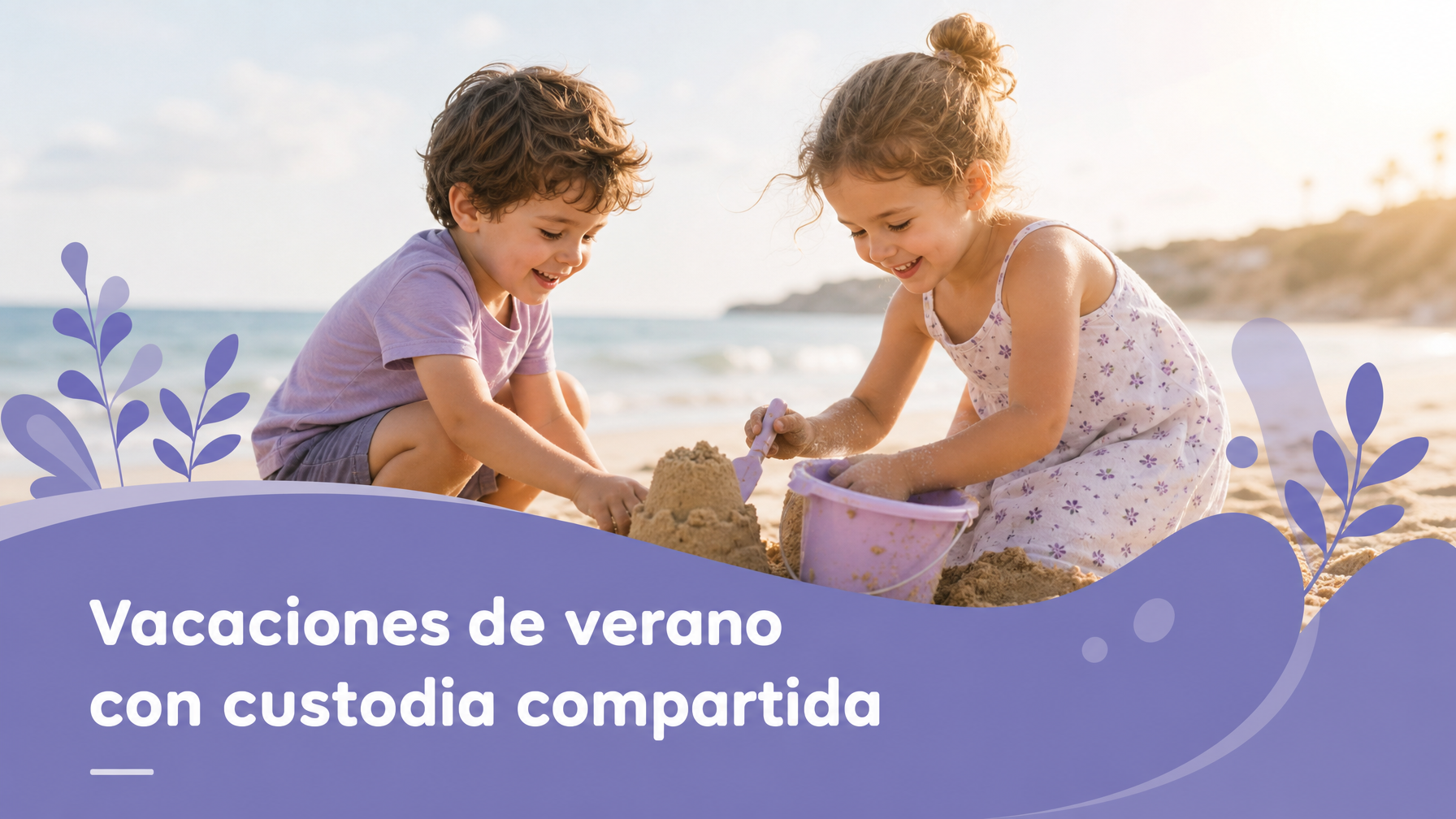 Dos niños jugando en la playa en verano - vacaciones con custodia compartida
